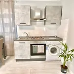 Lejlighed Elegant Apartment- 8 Mins Walk To Center - Free Parking Como