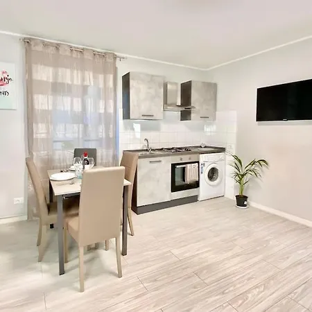 Elegant Apartment- 8 Mins Walk To Center - Free Parking Como
