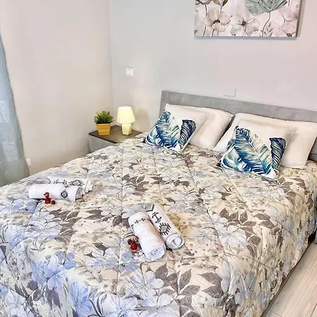 Lejlighed Elegant Apartment- 8 Mins Walk To Center - Free Parking Como