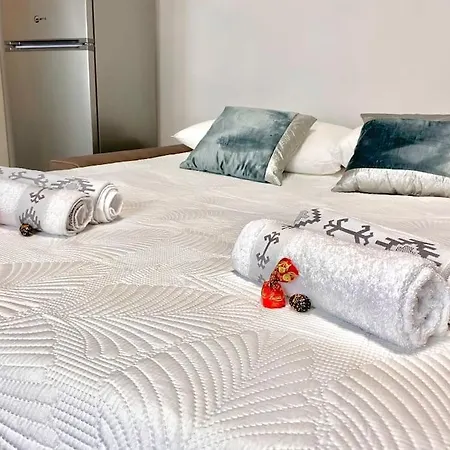 Elegant Apartment- 8 Mins Walk To Center - Free Parking Como
