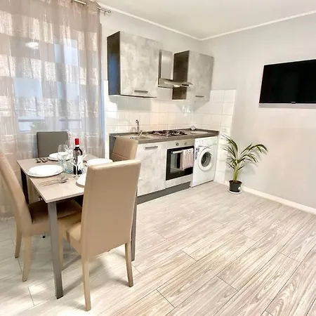 Apartment Elegant Apartment- 8 Mins Walk To Center - Free Parking Como