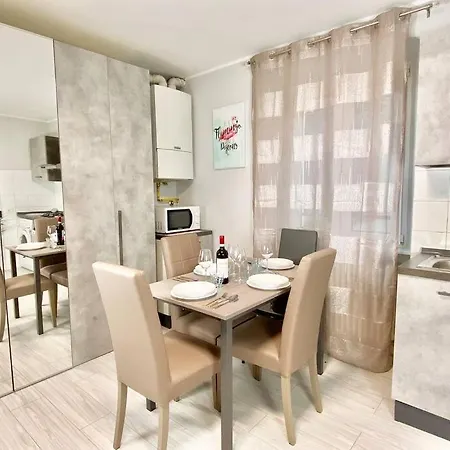 Elegant Apartment- 8 Mins Walk To Center - Free Parking Como