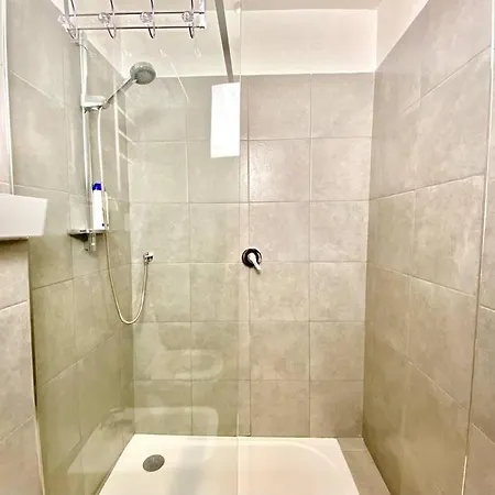 Elegant Apartment- 8 Mins Walk To Center - Free Parking Apartment *
