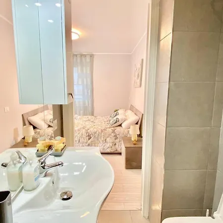 Elegant Apartment- 8 Mins Walk To Center - Free Parking Apartment Como