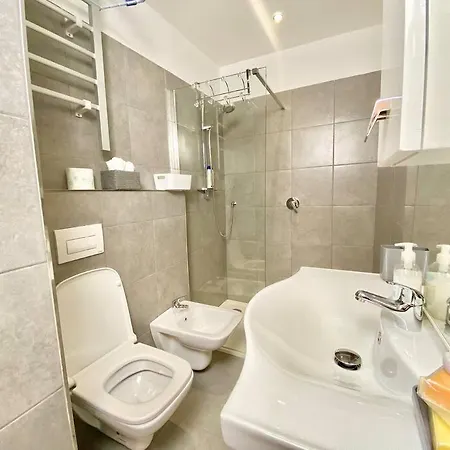 Apartment Elegant Apartment- 8 Mins Walk To Center - Free Parking