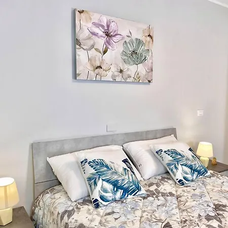 Apartment Elegant Apartment- 8 Mins Walk To Center - Free Parking Como