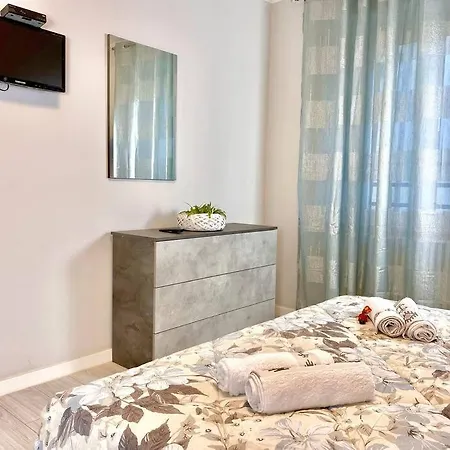 Apartment Elegant Apartment- 8 Mins Walk To Center - Free Parking *