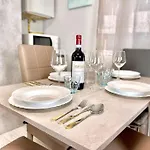 Elegant Apartment- 8 Mins Walk To Center - Free Parking * Como