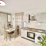 Elegant Apartment- 8 Mins Walk To Center - Free Parking Apartment *