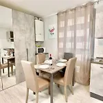 Elegant Apartment- 8 Mins Walk To Center - Free Parking Como