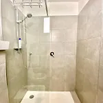 Elegant Apartment- 8 Mins Walk To Center - Free Parking Apartment *