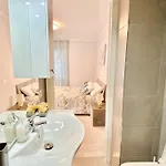 Elegant Apartment- 8 Mins Walk To Center - Free Parking Apartment Como