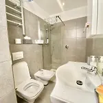Apartment Elegant Apartment- 8 Mins Walk To Center - Free Parking