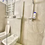 Elegant Apartment- 8 Mins Walk To Center - Free Parking Apartment