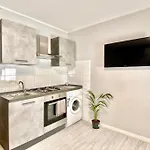Apartment Elegant Apartment- 8 Mins Walk To Center - Free Parking