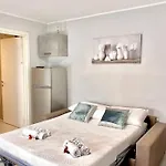 Elegant Apartment- 8 Mins Walk To Center - Free Parking